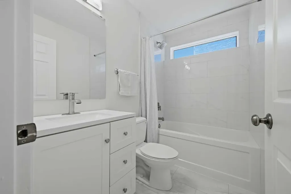 4 Woodstock Road SW Calgary AB T2W 5V8
