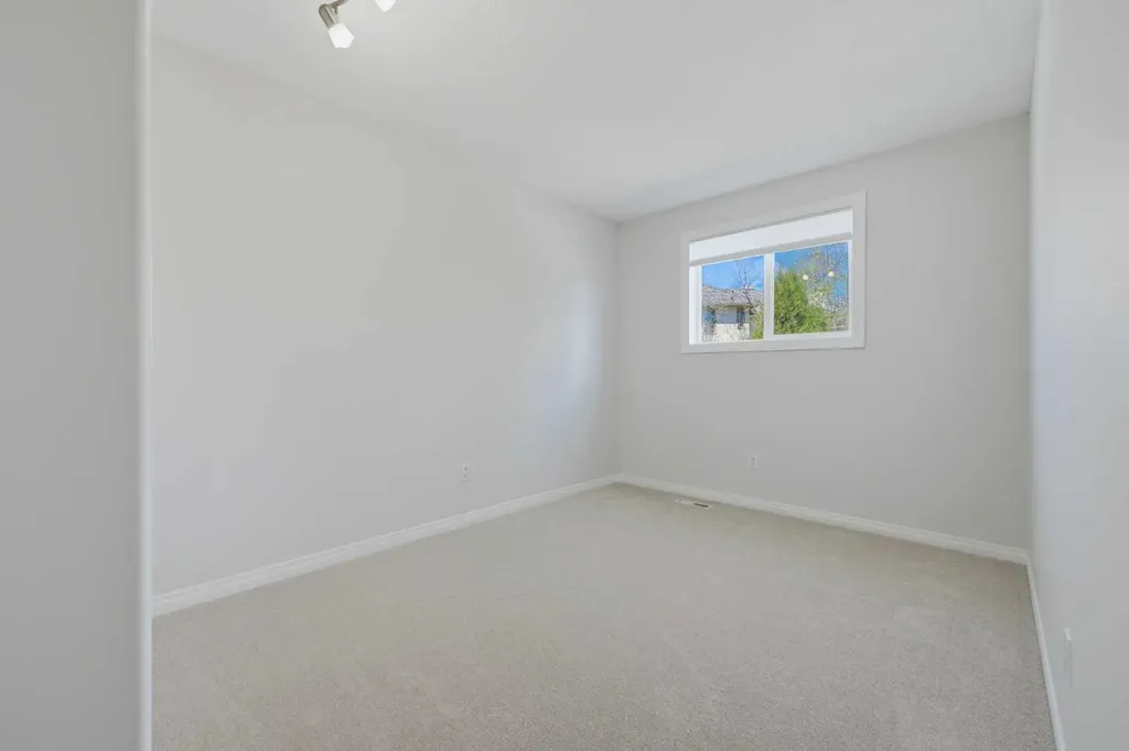 4 Woodstock Road SW Calgary AB T2W 5V8