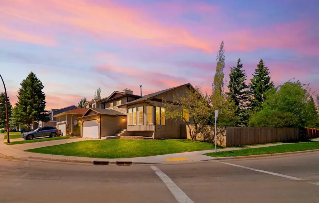 4 Woodstock Road SW Calgary AB T2W 5V8