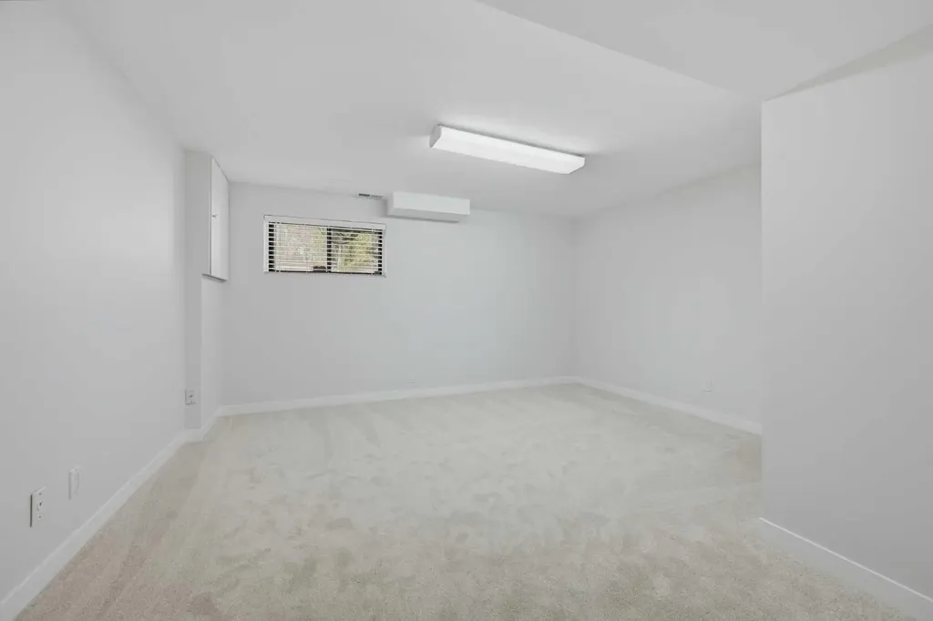 4 Woodstock Road SW Calgary AB T2W 5V8