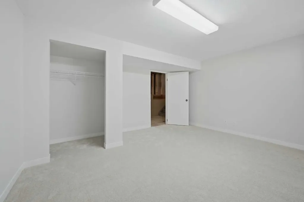 4 Woodstock Road SW Calgary AB T2W 5V8