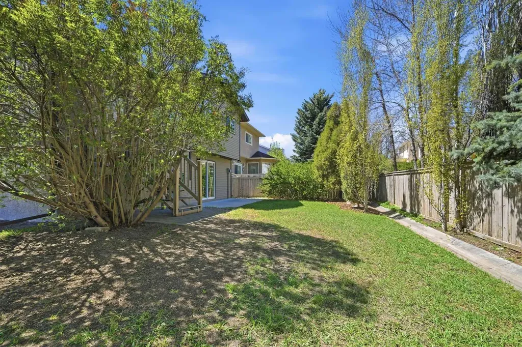 4 Woodstock Road SW Calgary AB T2W 5V8