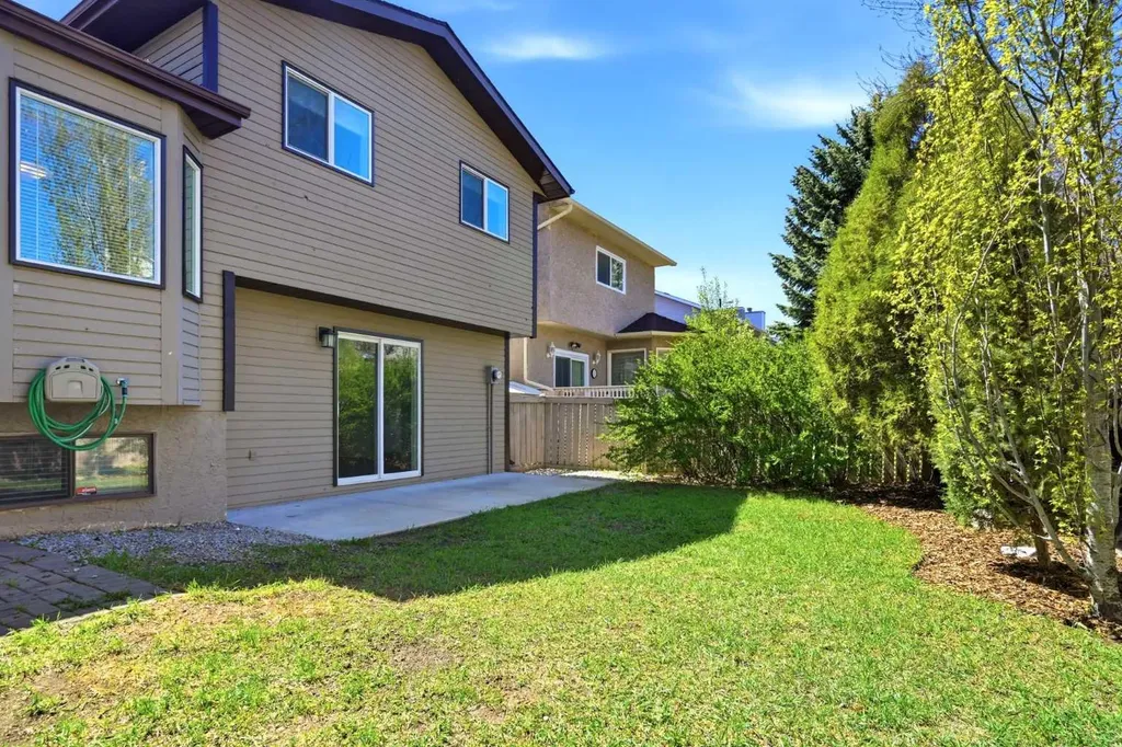 4 Woodstock Road SW Calgary AB T2W 5V8