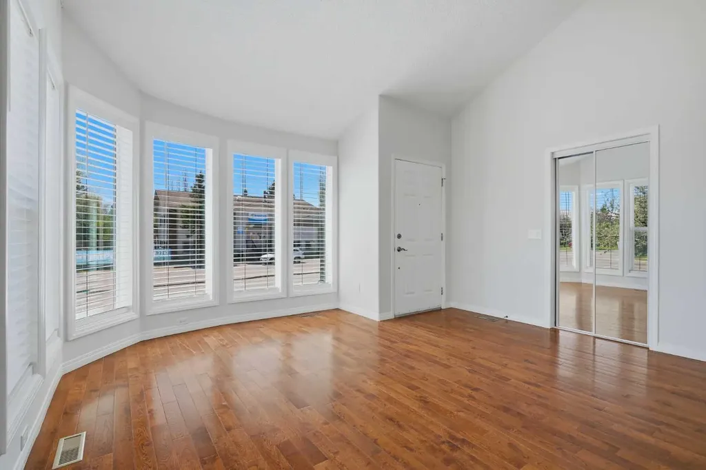 4 Woodstock Road SW Calgary AB T2W 5V8