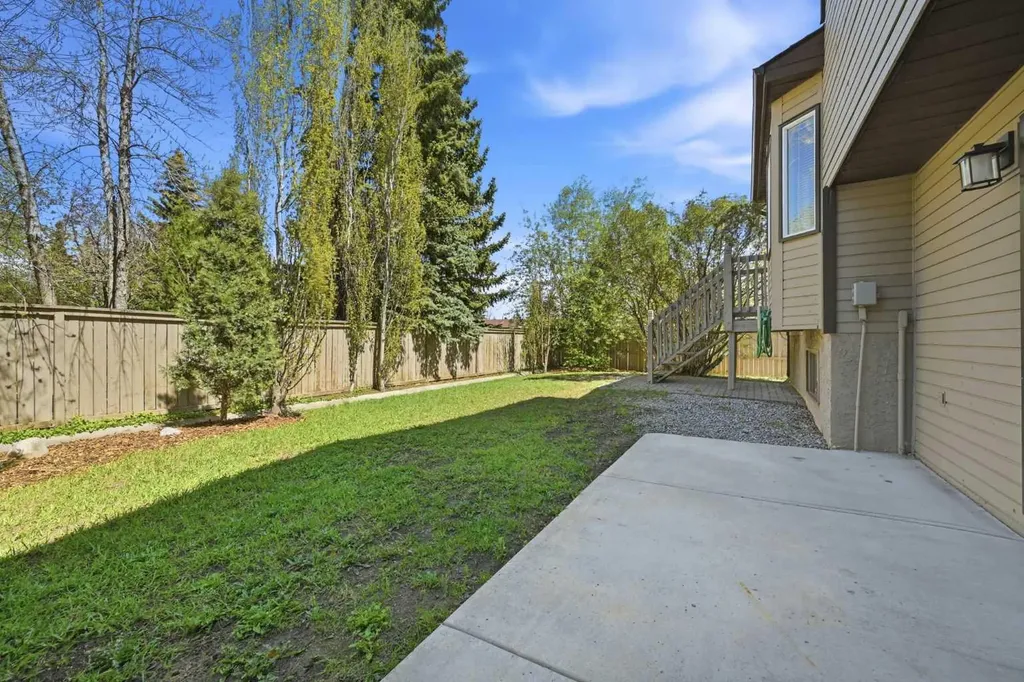 4 Woodstock Road SW Calgary AB T2W 5V8