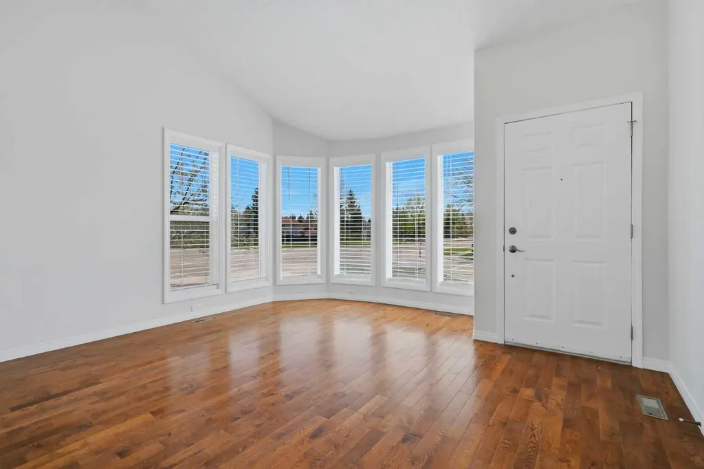 4 Woodstock Road SW Calgary AB T2W 5V8