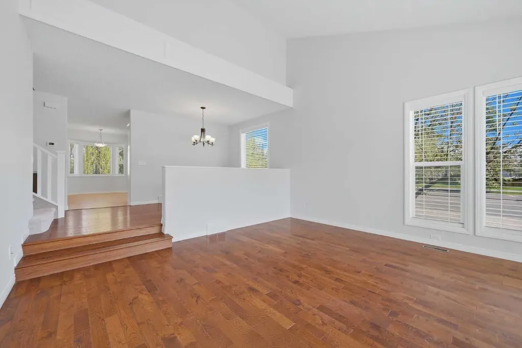 4 Woodstock Road SW Calgary AB T2W 5V8