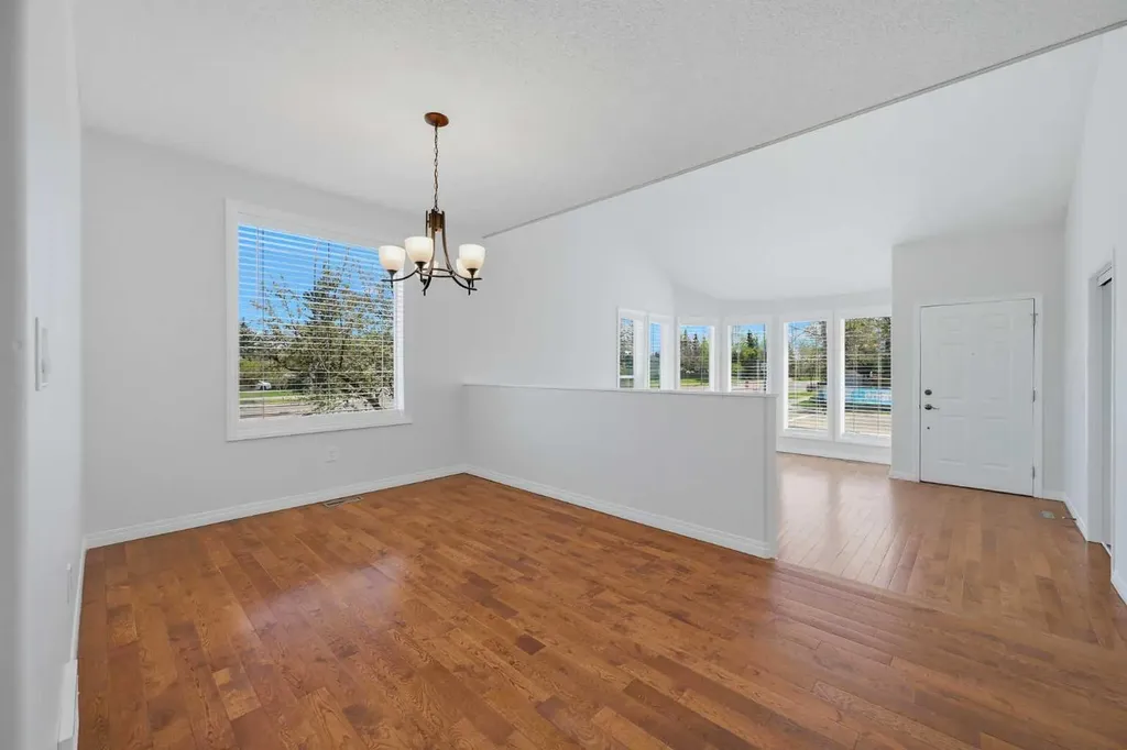 4 Woodstock Road SW Calgary AB T2W 5V8