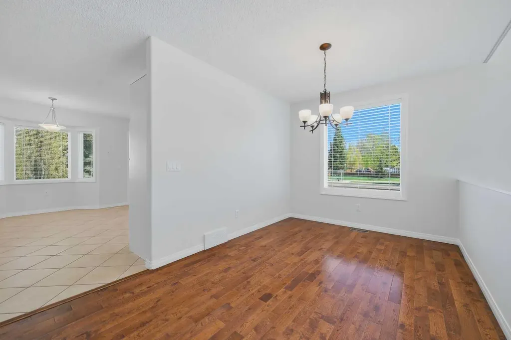 4 Woodstock Road SW Calgary AB T2W 5V8
