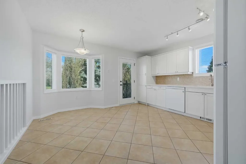 4 Woodstock Road SW Calgary AB T2W 5V8
