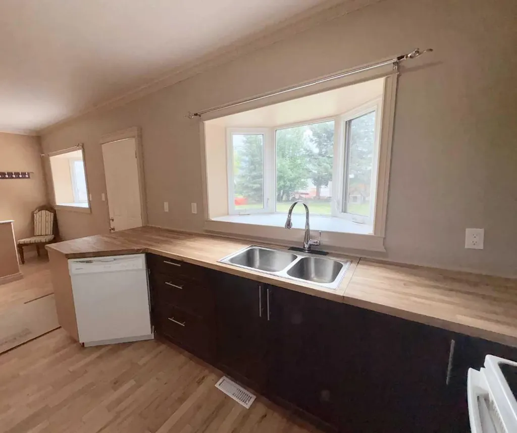 4923 52 Street Innisfree AB T0B 2G0