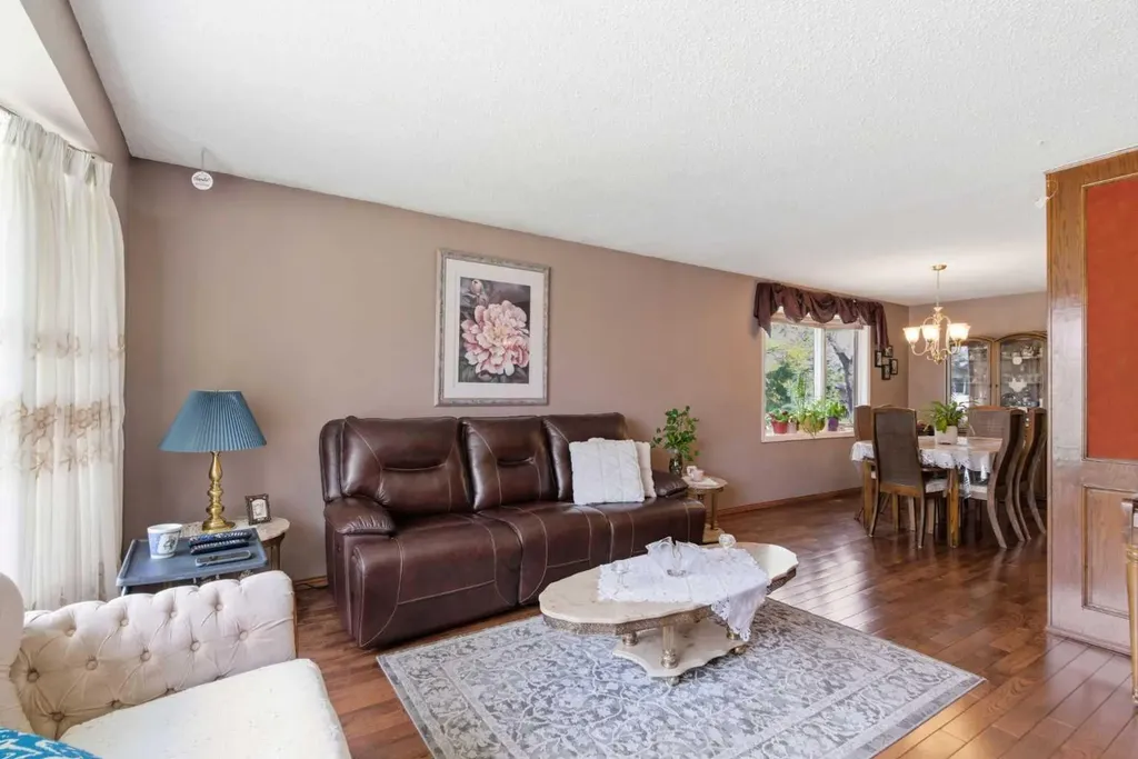 6004 Lloyd Crescent SW Calgary AB T3E 5V7