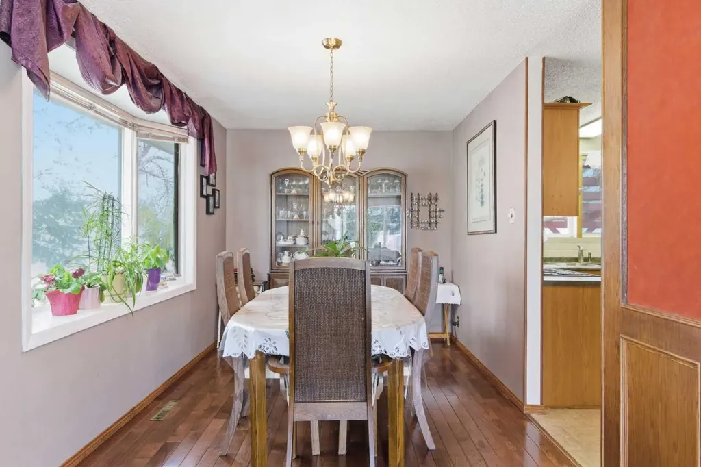 6004 Lloyd Crescent SW Calgary AB T3E 5V7