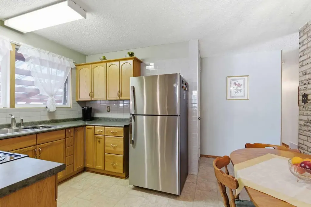 6004 Lloyd Crescent SW Calgary AB T3E 5V7