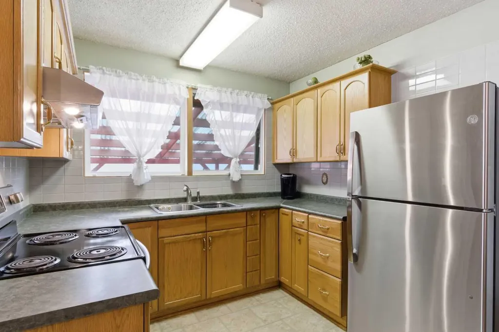 6004 Lloyd Crescent SW Calgary AB T3E 5V7