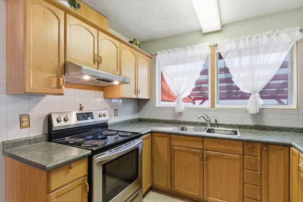 6004 Lloyd Crescent SW Calgary AB T3E 5V7