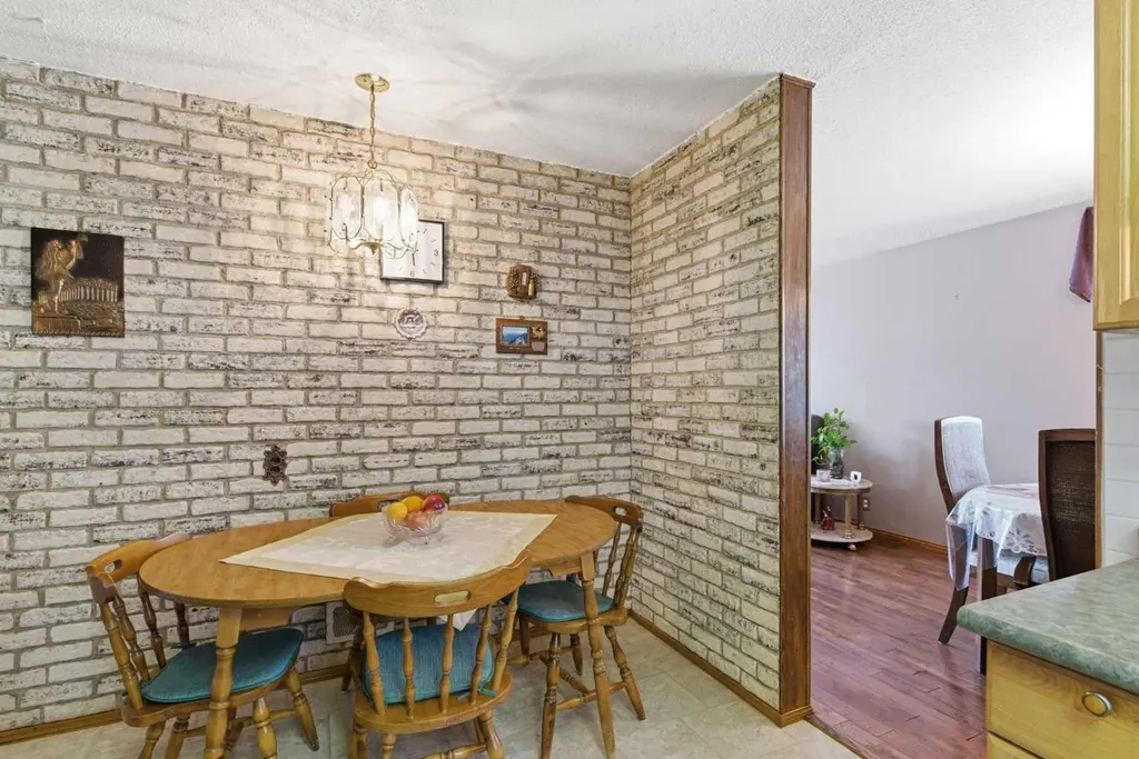 6004 Lloyd Crescent SW Calgary AB T3E 5V7