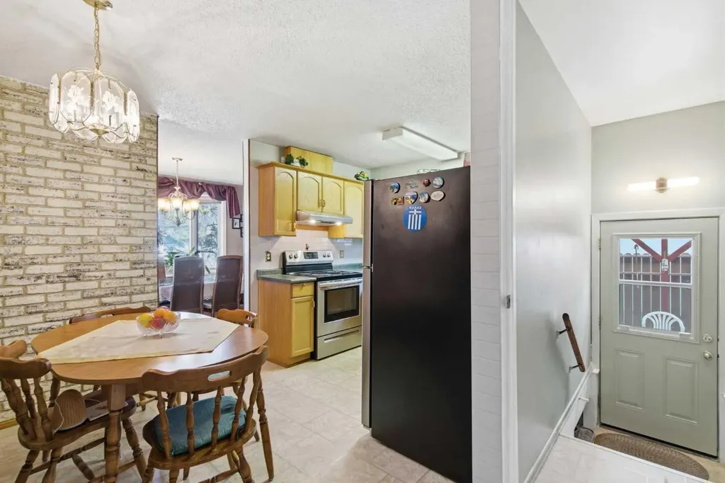 6004 Lloyd Crescent SW Calgary AB T3E 5V7