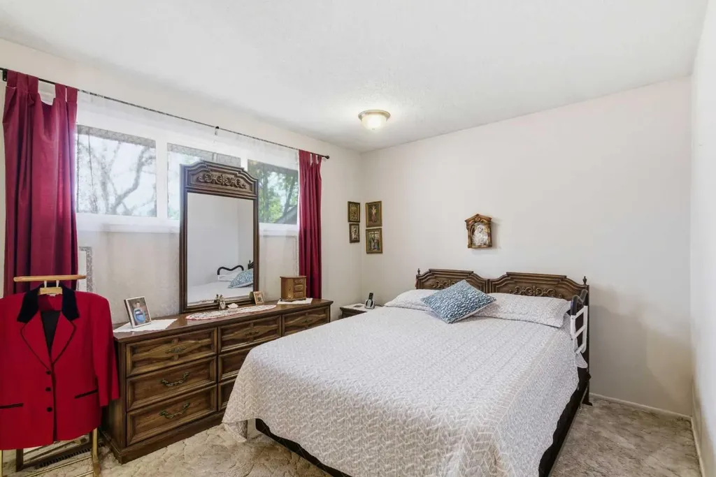 6004 Lloyd Crescent SW Calgary AB T3E 5V7