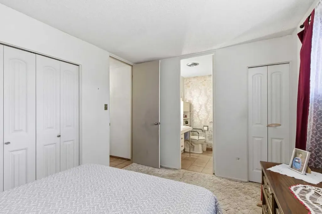 6004 Lloyd Crescent SW Calgary AB T3E 5V7