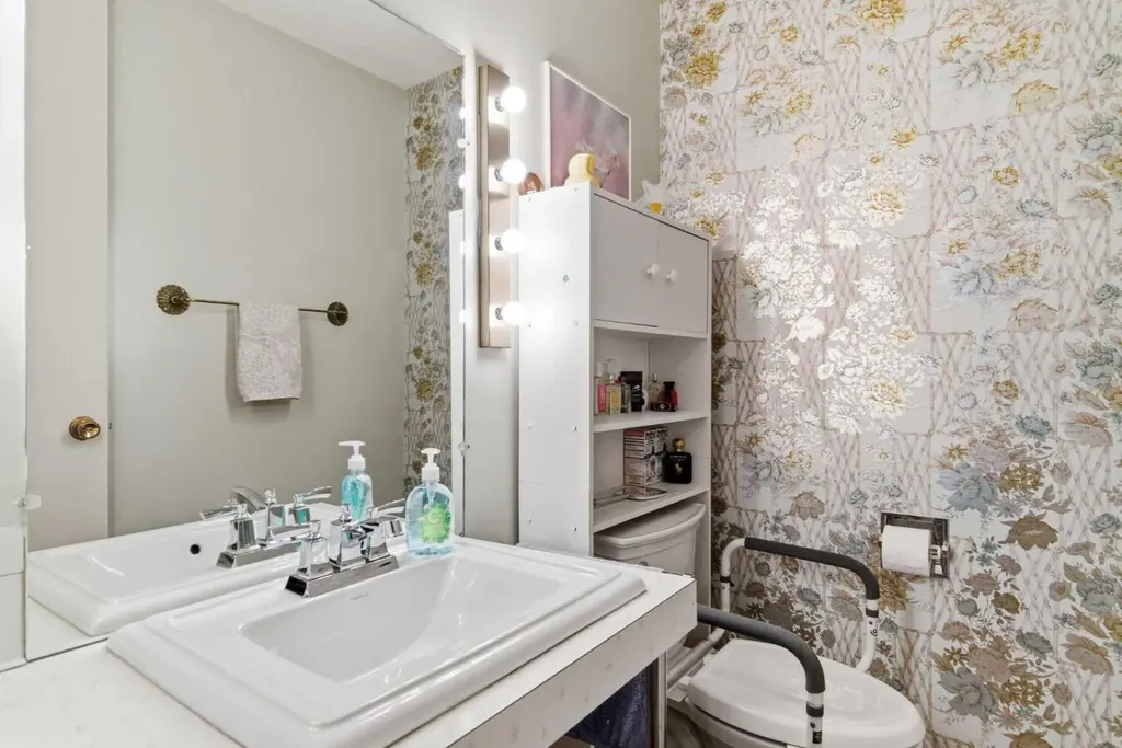 6004 Lloyd Crescent SW Calgary AB T3E 5V7