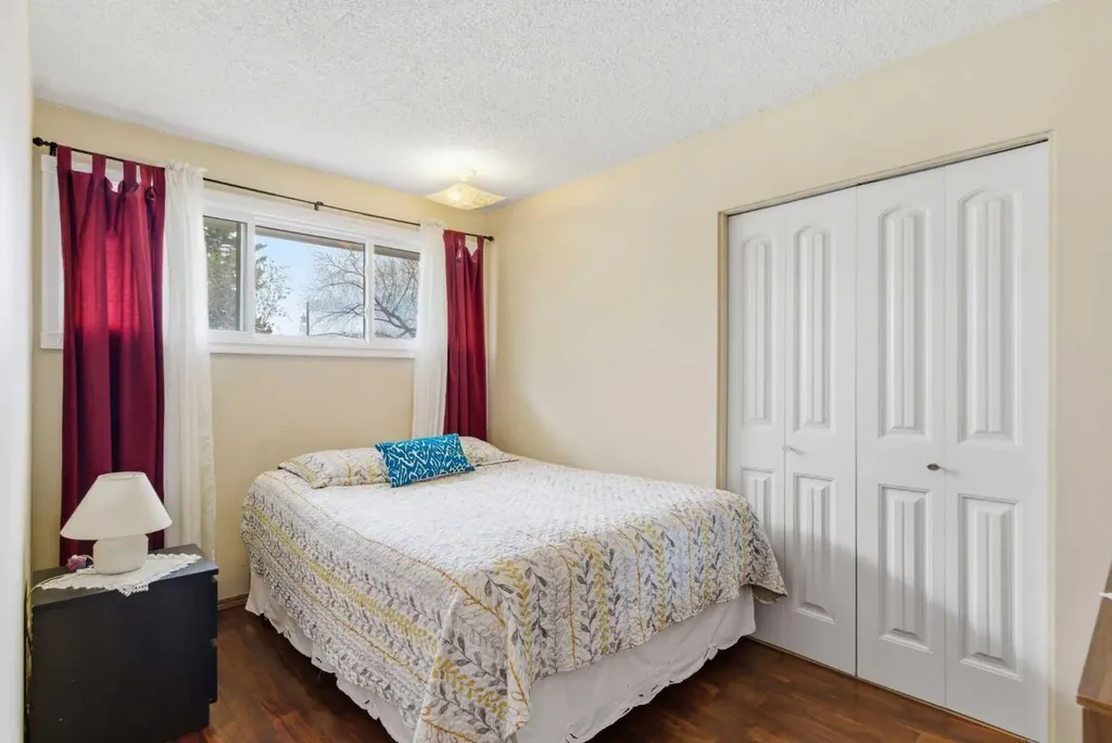6004 Lloyd Crescent SW Calgary AB T3E 5V7