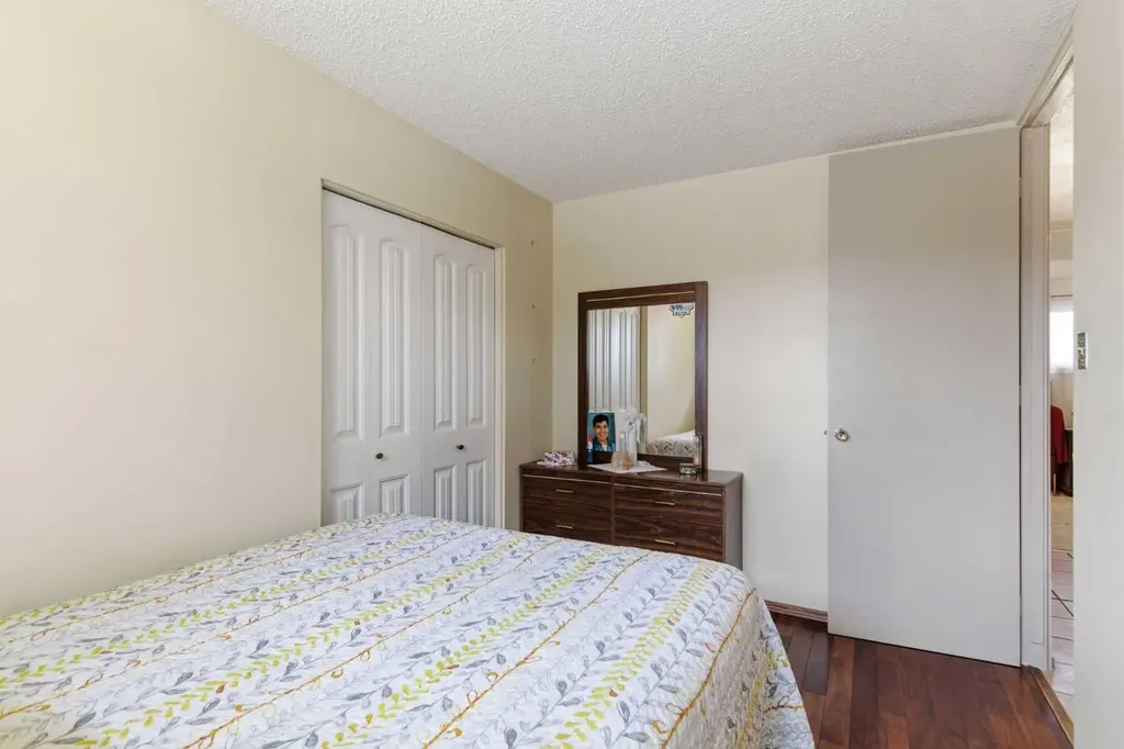 6004 Lloyd Crescent SW Calgary AB T3E 5V7