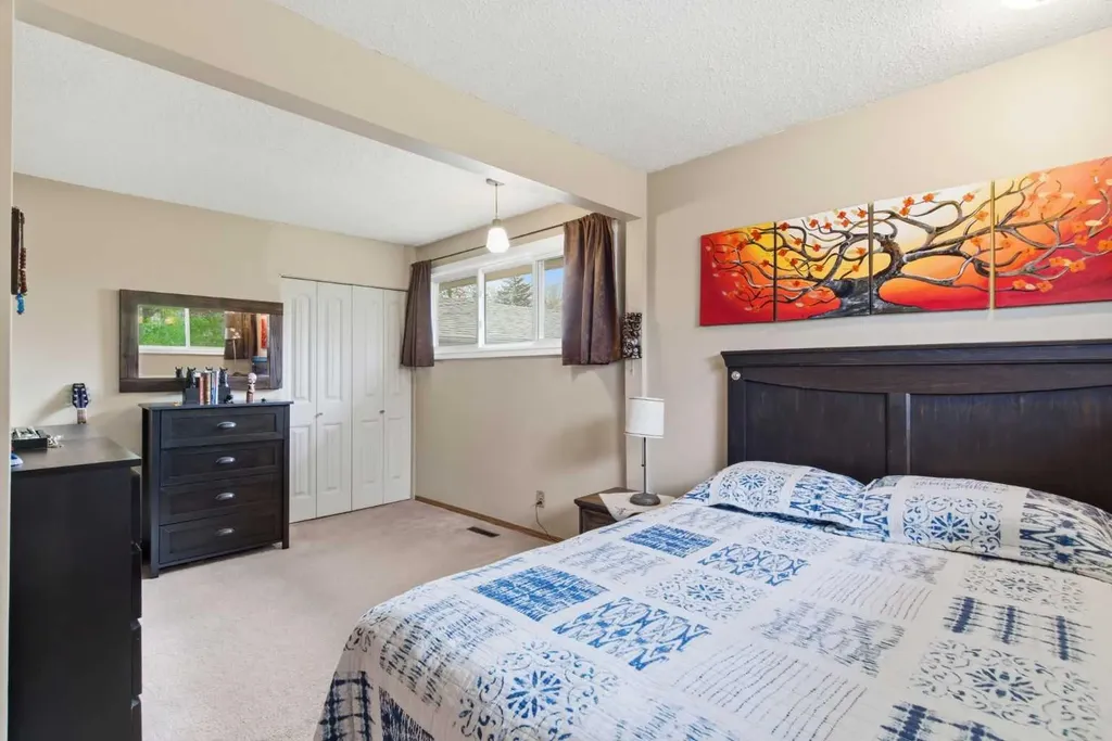 6004 Lloyd Crescent SW Calgary AB T3E 5V7