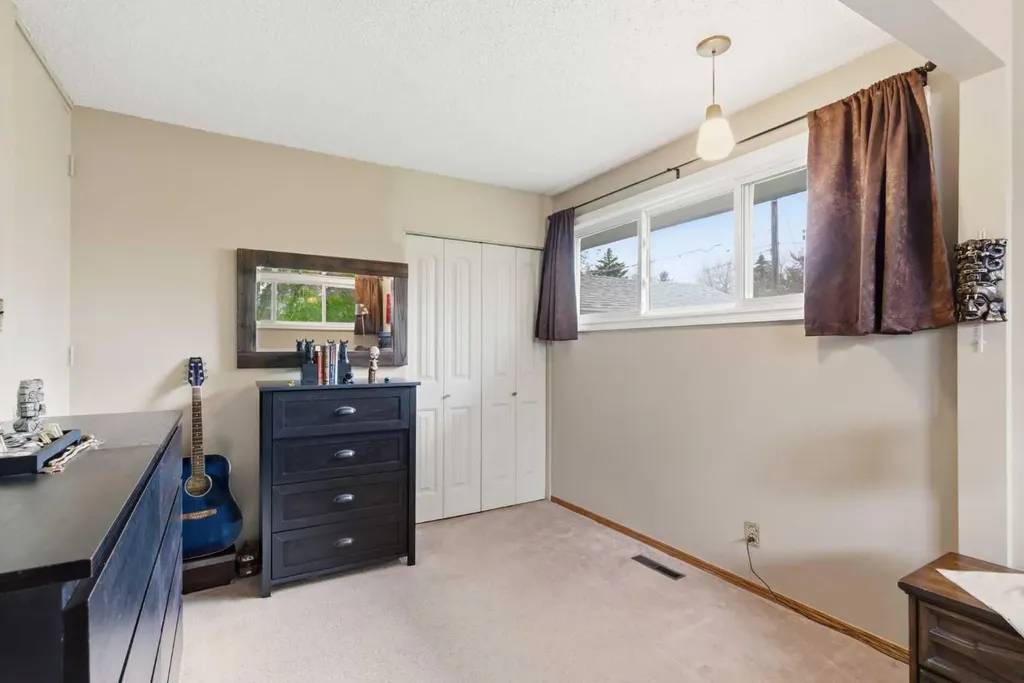 6004 Lloyd Crescent SW Calgary AB T3E 5V7