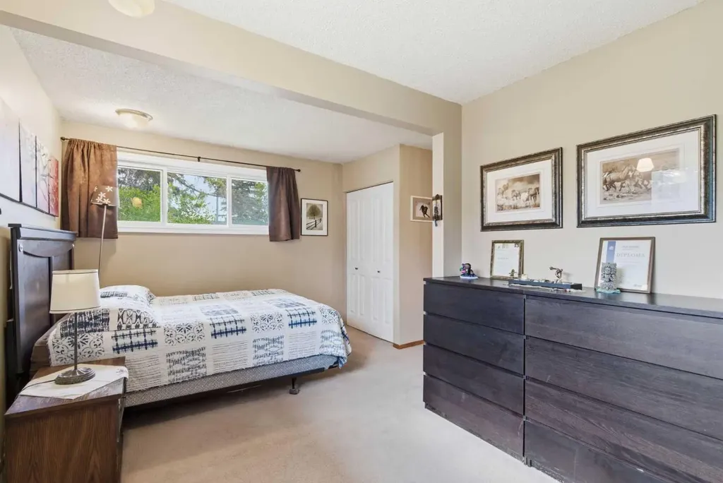 6004 Lloyd Crescent SW Calgary AB T3E 5V7