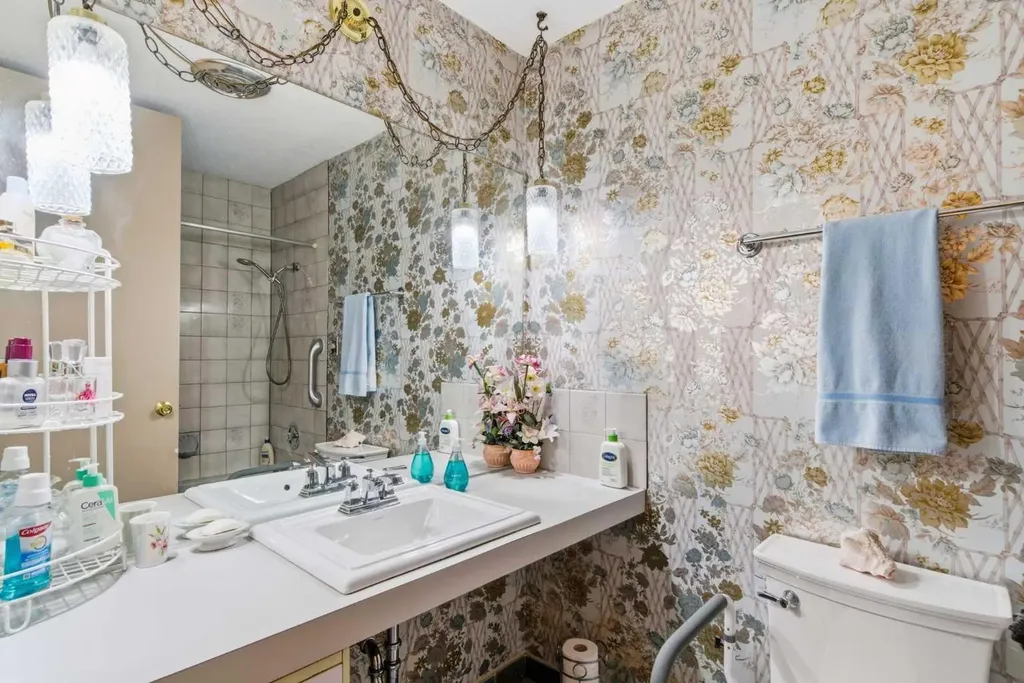 6004 Lloyd Crescent SW Calgary AB T3E 5V7