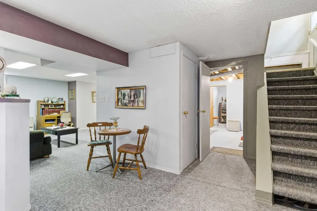 6004 Lloyd Crescent SW Calgary AB T3E 5V7