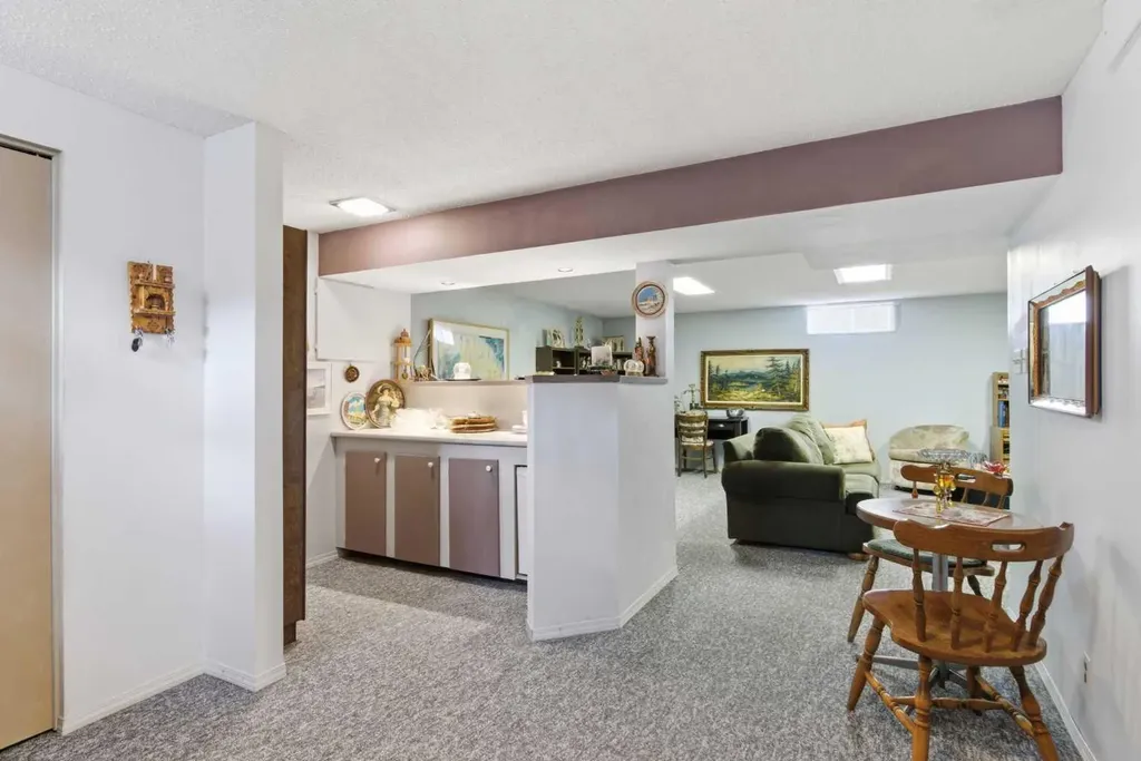 6004 Lloyd Crescent SW Calgary AB T3E 5V7