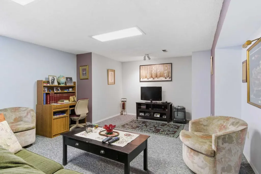 6004 Lloyd Crescent SW Calgary AB T3E 5V7