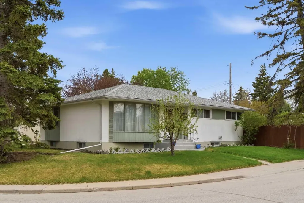 6004 Lloyd Crescent SW Calgary AB T3E 5V7