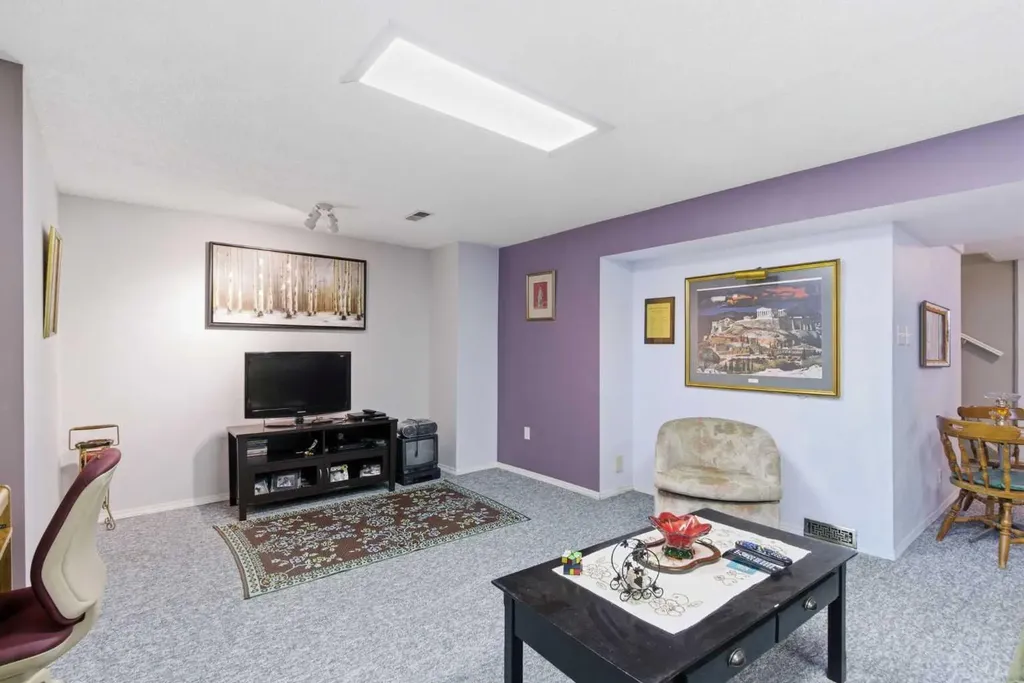 6004 Lloyd Crescent SW Calgary AB T3E 5V7