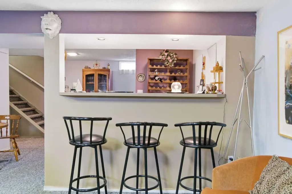 6004 Lloyd Crescent SW Calgary AB T3E 5V7