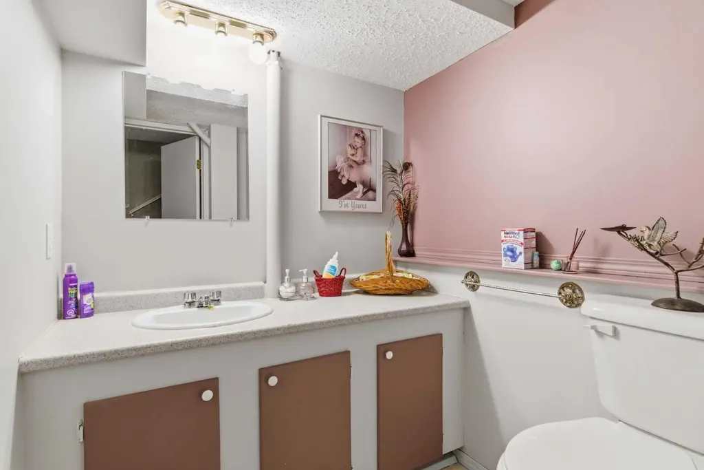6004 Lloyd Crescent SW Calgary AB T3E 5V7