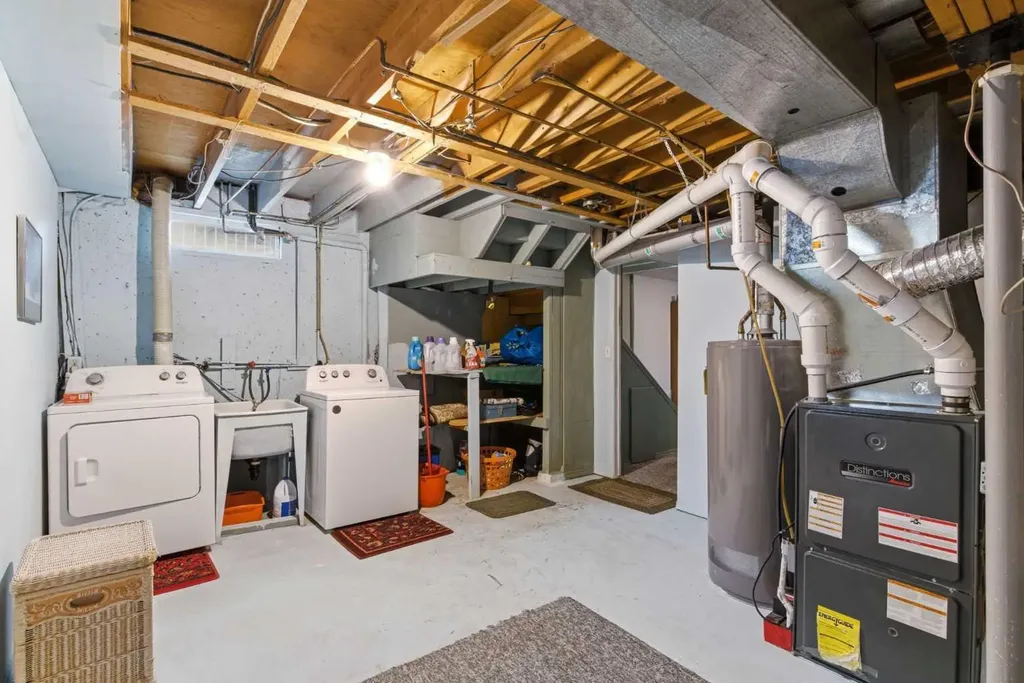 6004 Lloyd Crescent SW Calgary AB T3E 5V7