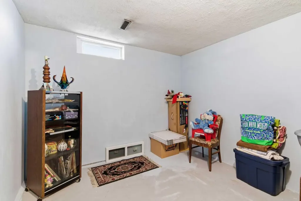 6004 Lloyd Crescent SW Calgary AB T3E 5V7