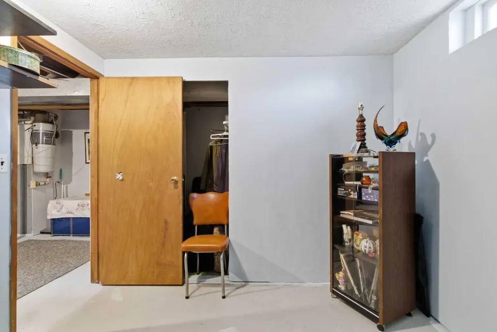 6004 Lloyd Crescent SW Calgary AB T3E 5V7