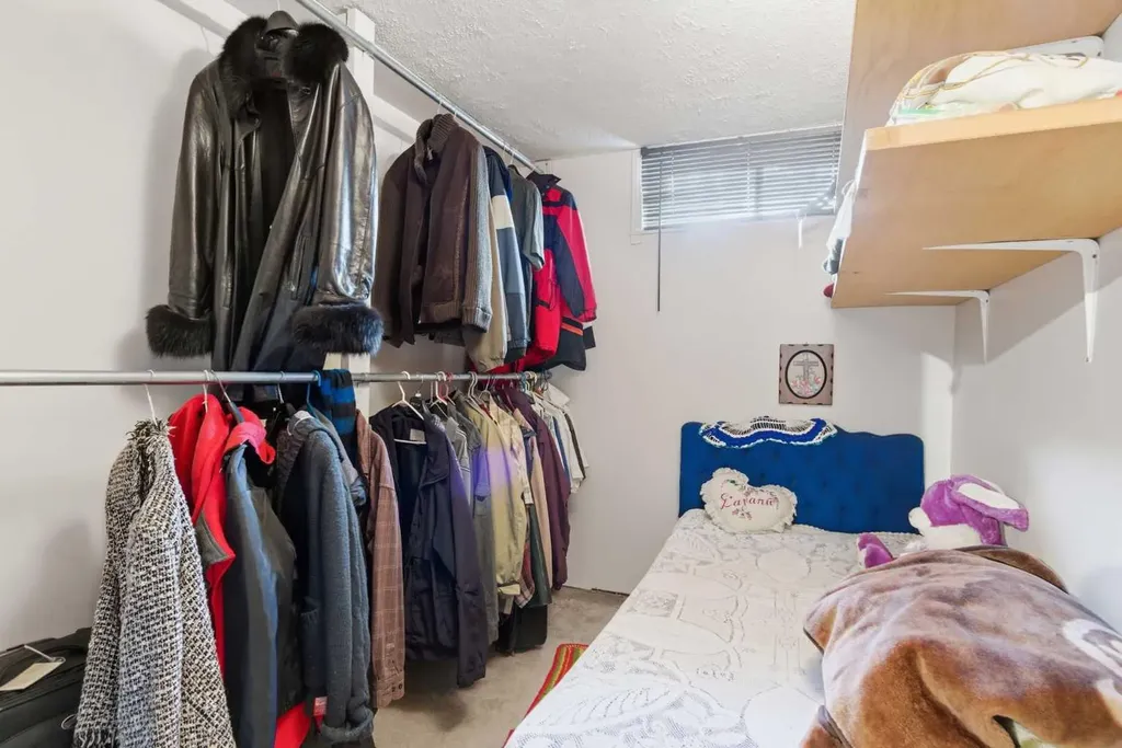6004 Lloyd Crescent SW Calgary AB T3E 5V7