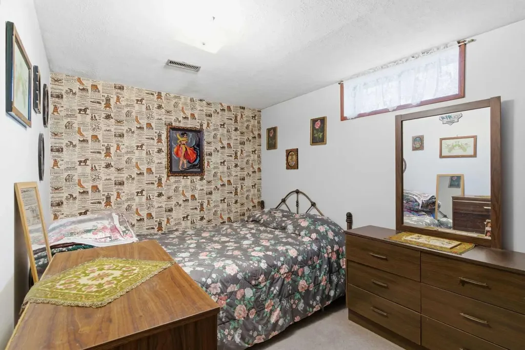 6004 Lloyd Crescent SW Calgary AB T3E 5V7