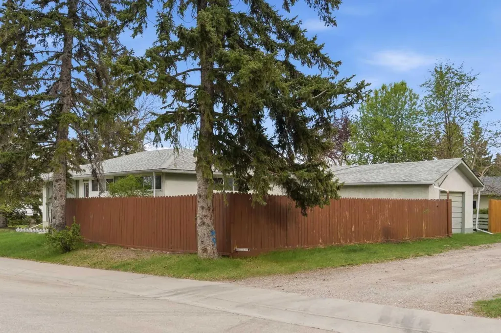 6004 Lloyd Crescent SW Calgary AB T3E 5V7
