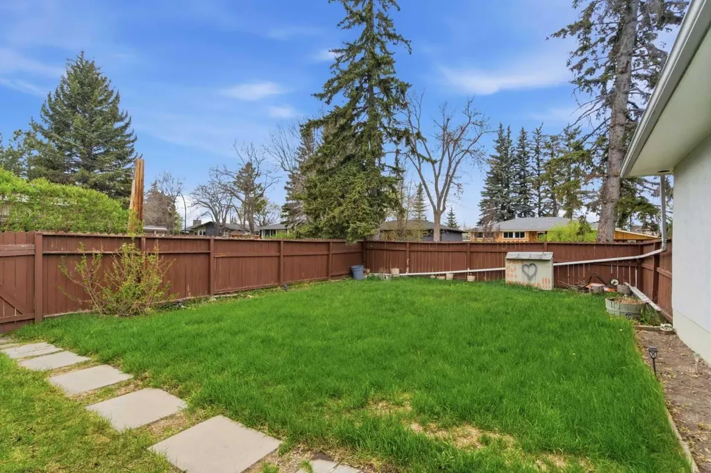 6004 Lloyd Crescent SW Calgary AB T3E 5V7