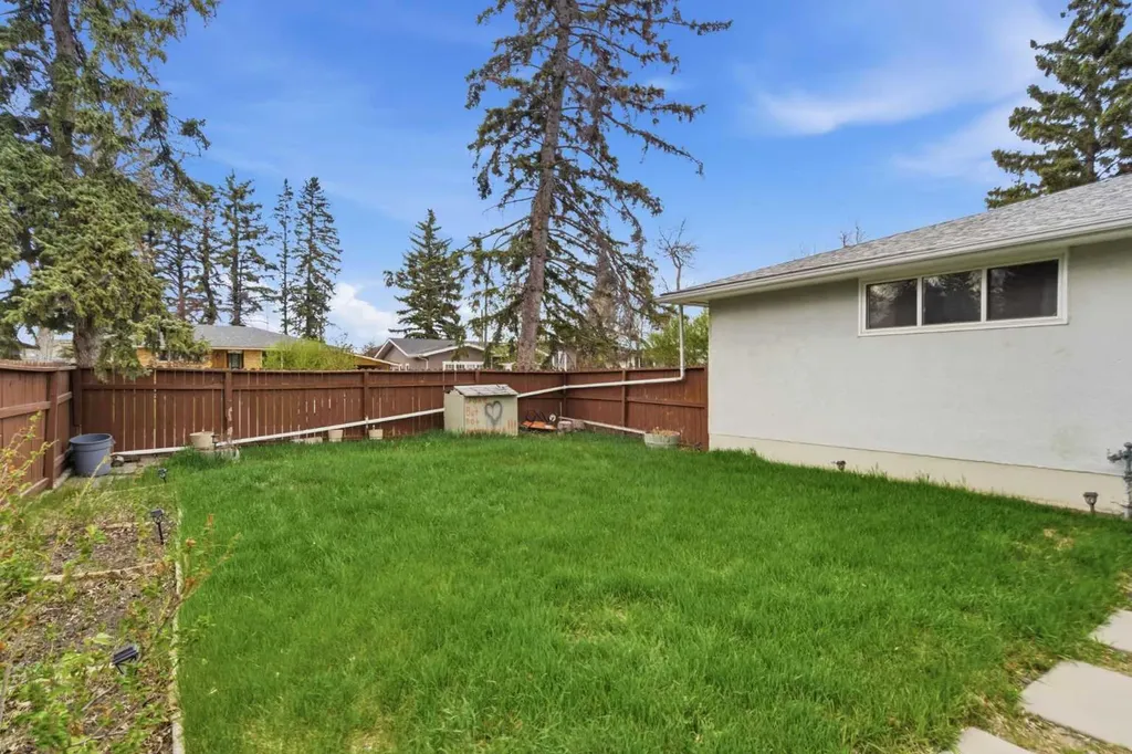 6004 Lloyd Crescent SW Calgary AB T3E 5V7