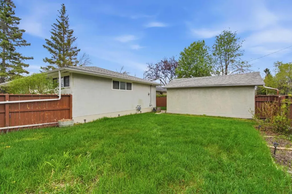 6004 Lloyd Crescent SW Calgary AB T3E 5V7