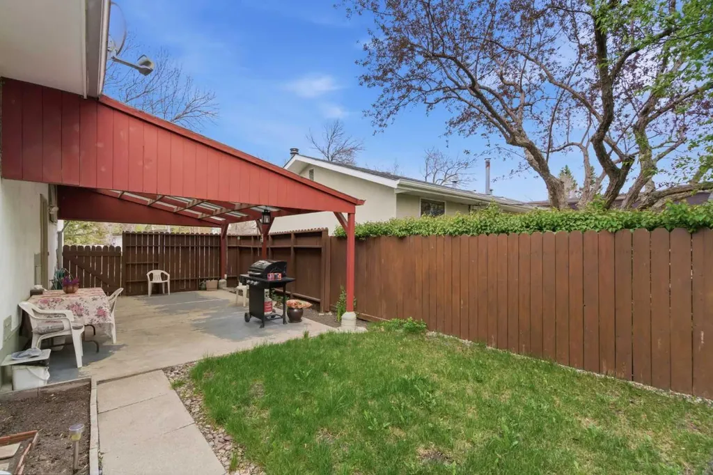 6004 Lloyd Crescent SW Calgary AB T3E 5V7