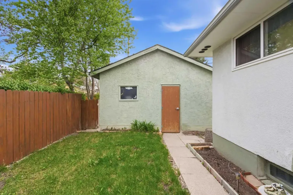 6004 Lloyd Crescent SW Calgary AB T3E 5V7