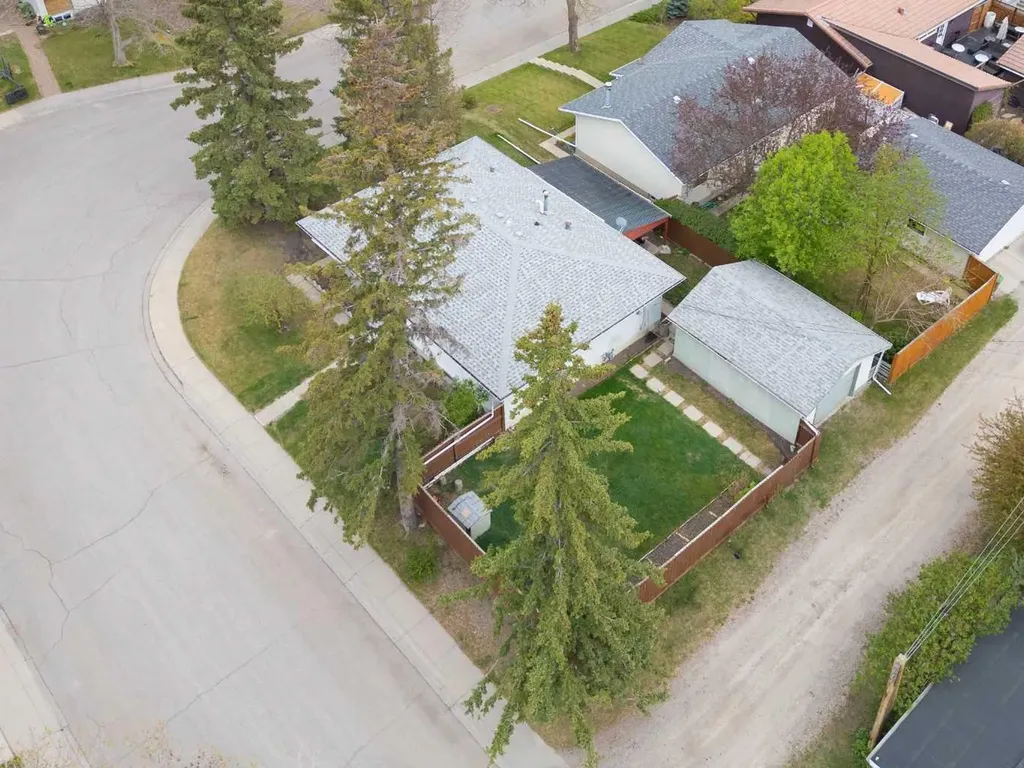 6004 Lloyd Crescent SW Calgary AB T3E 5V7